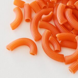 Rigatoni de lenteja roja